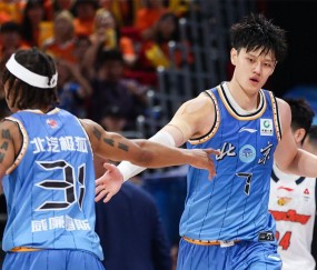泪目！中国男篮23岁2米06王牌372天复活：轰23分+5记三分冲冠